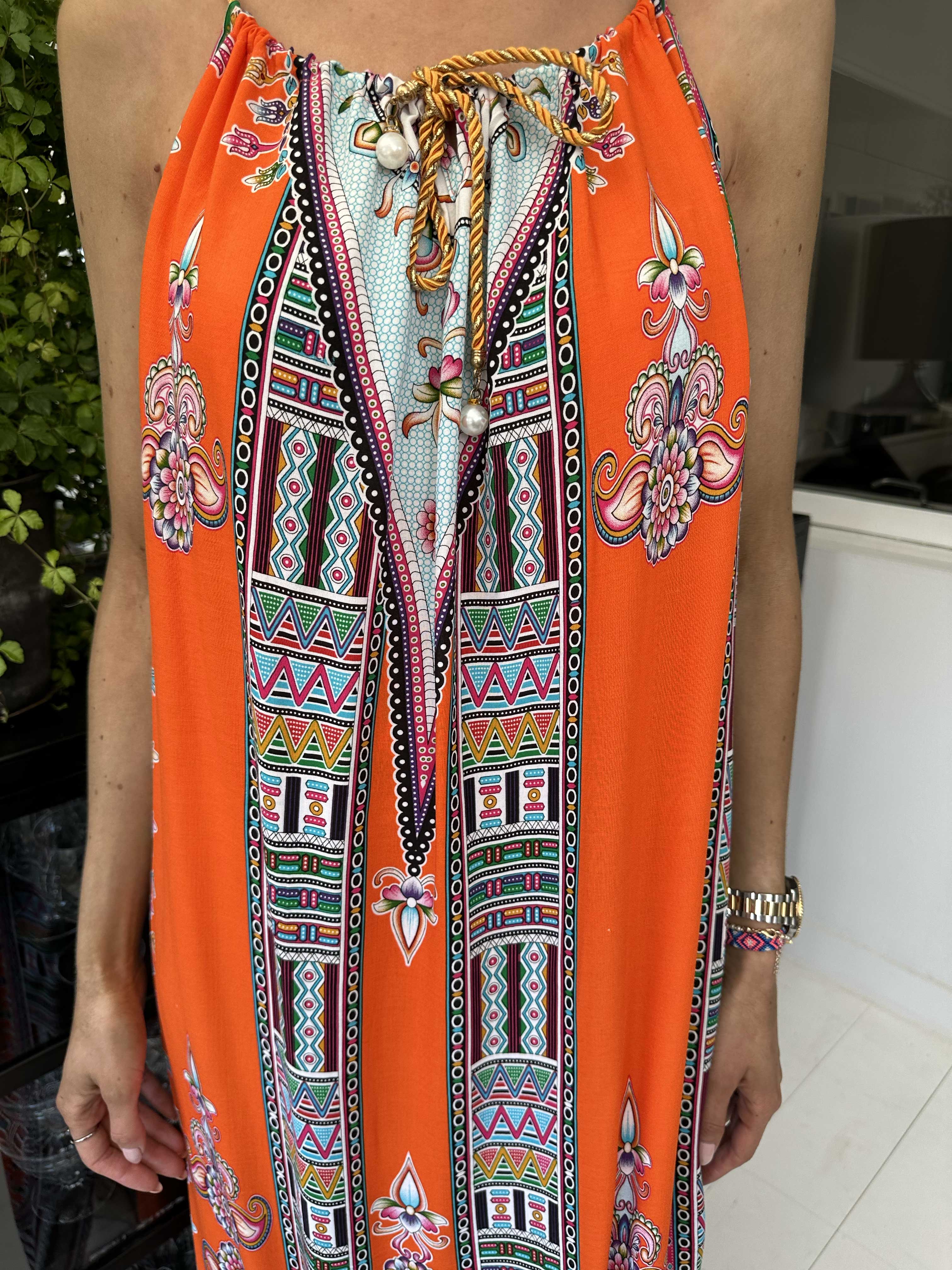 Elina - Lång färgad mönstrad klänning med vridna axelband - Pink